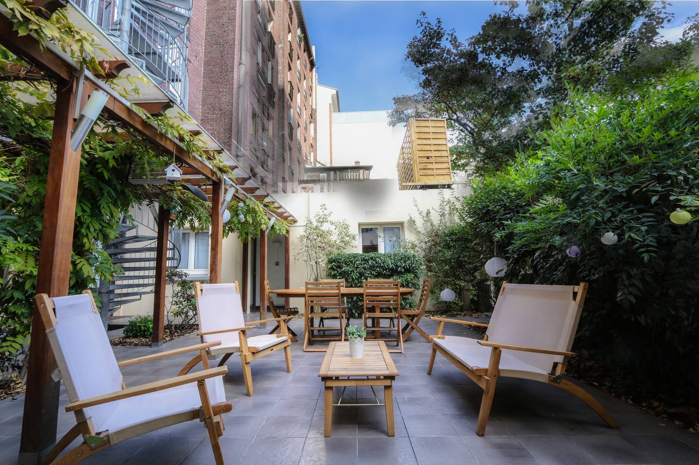 Patio-jardin de l'Atypik Hôtel à Clichy