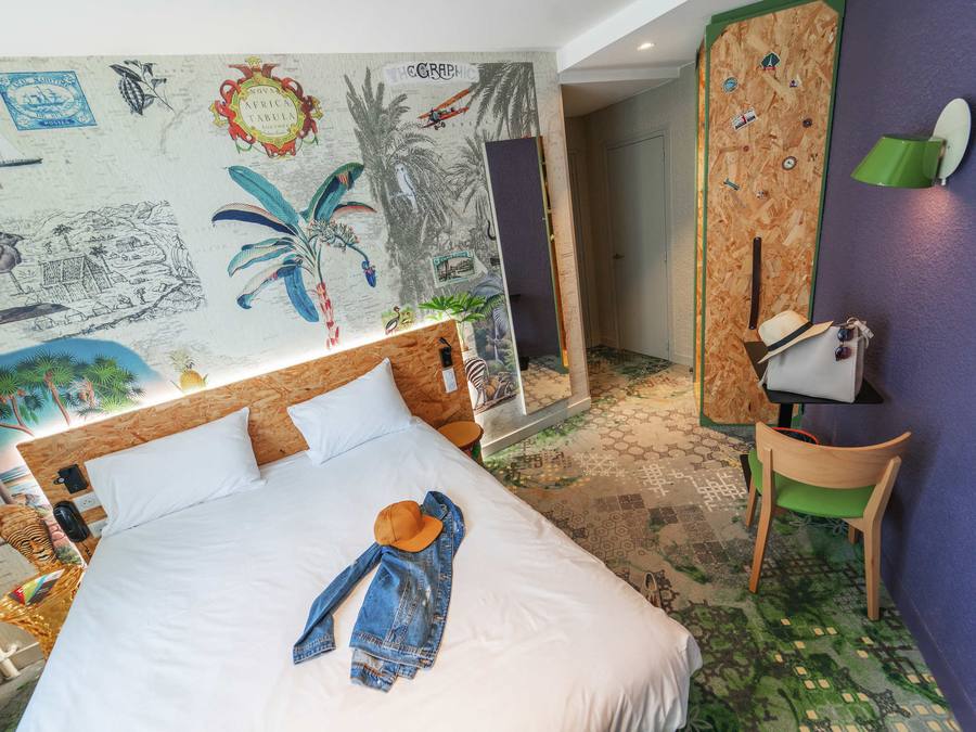 Chambre thème voyage, ibis Styles Boulogne