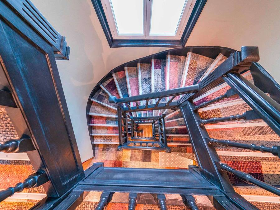 Escalier coloré, ibis Styles Boulogne