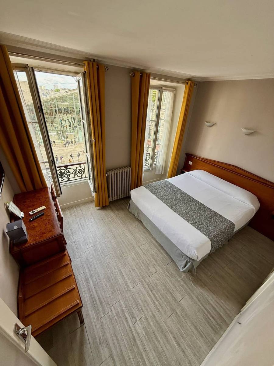 Chambre avec vue sur la Gare du Nord, New Hôtel